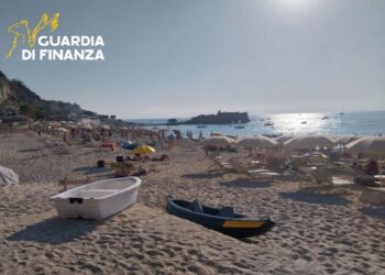 Costa degli Dei, sequestrati stabilimenti balneari abusivi: restituiti oltre 5.000 mq di spiaggia