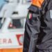 Un militare della Guardia costiera e sullo sfondo una motovedetta