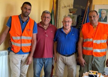 il sindaco Enzo Marasco ed il presidente del Consiglio Giuseppe Pugliese con i due tirocinanti per l'inclusione sociale
