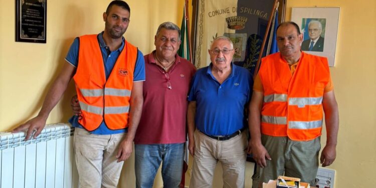 il sindaco Enzo Marasco ed il presidente del Consiglio Giuseppe Pugliese con i due tirocinanti per l'inclusione sociale