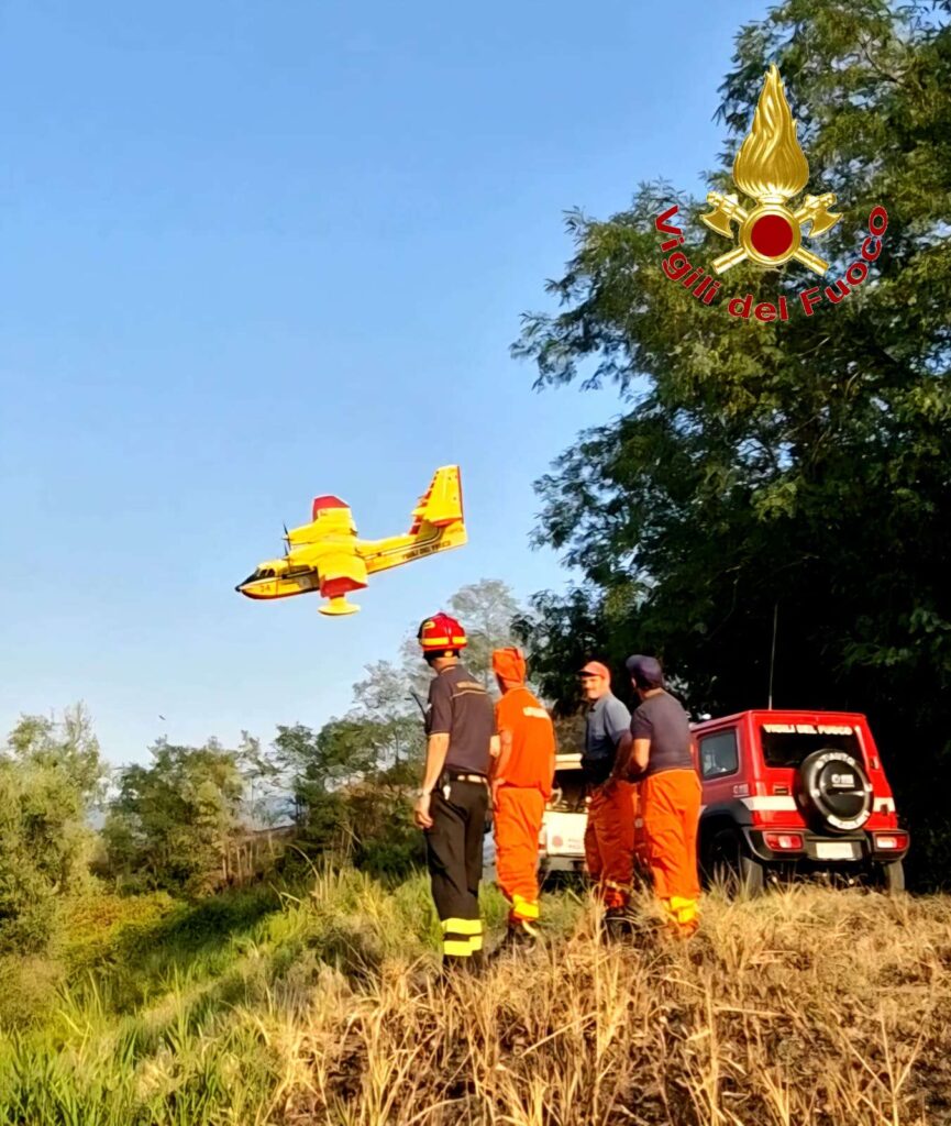 I vigili del fuoco impegnati nelle operazioni di spegnimento dell'incendio a Mileto