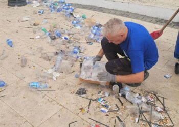 Un operatore della ditta Muraca al lavoro a Vibo Marina dopo "Una Notte da Sogno"