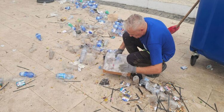 Un operatore della ditta Muraca al lavoro a Vibo Marina dopo "Una Notte da Sogno"