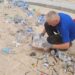 Un operatore della ditta Muraca al lavoro a Vibo Marina dopo "Una Notte da Sogno"