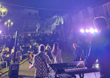 Nao di Jonadi. Emozione tra il pubblico per il concerto-tributo a Mango