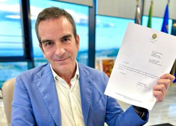 È fatta: il presidente della Regione Calabria Roberto Occhiuto firma la lettera di dimissioni