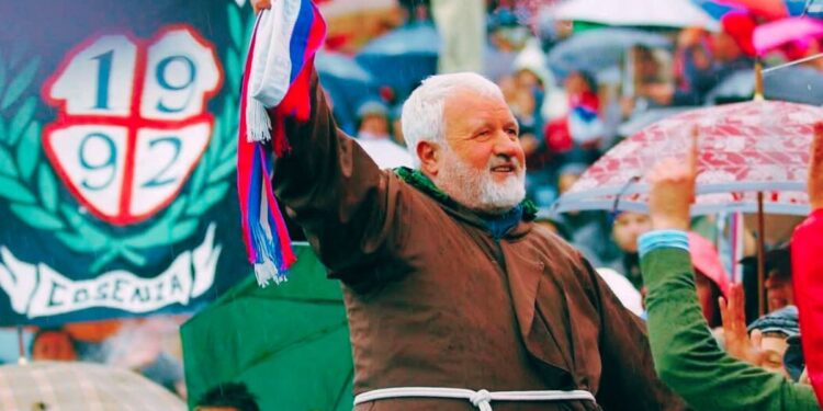 Padre Fedele Bisceglia, il frate ultrà del Cosenza Calcio
