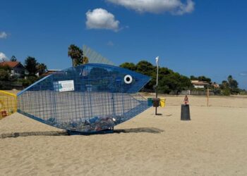Il pesce mangiaplastica installato sulla spiaggia di Bivona