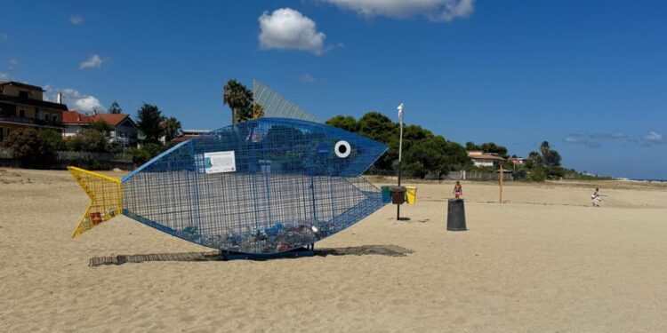 Il pesce mangiaplastica installato sulla spiaggia di Bivona