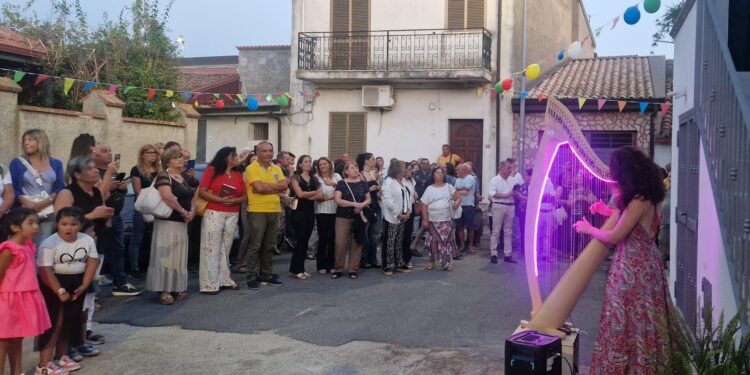 Comparni. “Poesie… Vicoli narranti”, la sobria serata che ha rianimato il paese – Foto