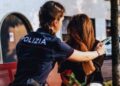 Una agente della Polizia di Stato mentre conforta una donna