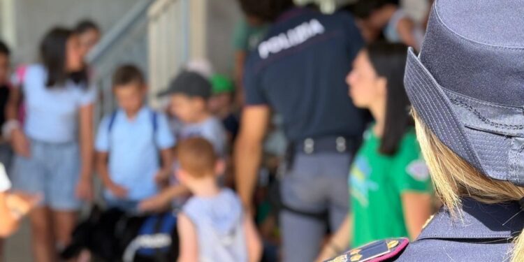Serra, bambini in visita al commissariato di polizia: la legalità vista da vicino