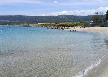 Divieto di balneazione a Porto Salvo, il Comune: «Non riguarda tutto il litorale»
