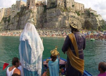 Una immagine della tradizionale processione a mare a Tropea nel giorno di Ferragosto