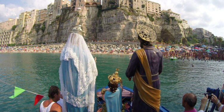 Una immagine della tradizionale processione a mare a Tropea nel giorno di Ferragosto