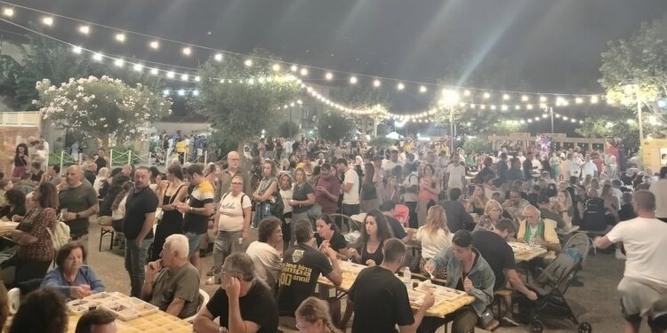 Trionfo per la “Sagra da Sujaca” a Caria: paese invaso per una festa di gusto e musica – Foto