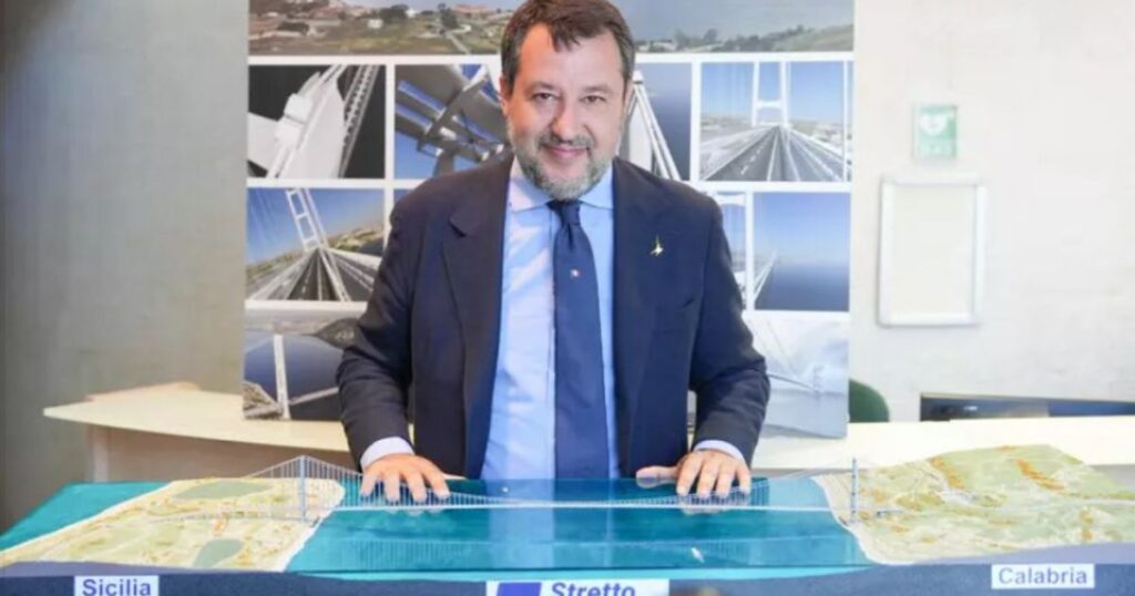 Il ministro delle Infrastrutture, Matteo Salvini, mostra il plastico del Ponte sullo Stretto, che unisce Calabria e Sicilia