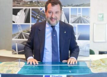 Il ministro delle Infrastrutture, Matteo Salvini, mostra il plastico del Ponte sullo Stretto, che unisce Calabria e Sicilia