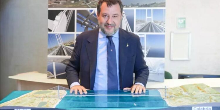 Il ministro delle Infrastrutture, Matteo Salvini, mostra il plastico del Ponte sullo Stretto, che unisce Calabria e Sicilia