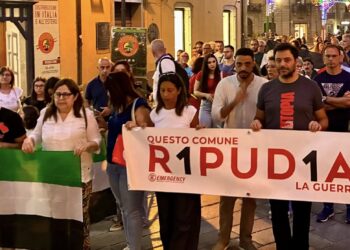 Serra San Bruno «ripudia la guerra»: il Comune espone lo striscione di Emergency