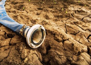 Un campo a secco con un tubo senza acqua
