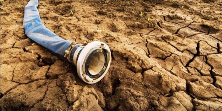 Un campo a secco con un tubo senza acqua