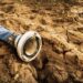Un campo a secco con un tubo senza acqua