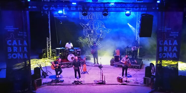 Ricadi, il Torre Marrana Festival chiude con i Parafonè: ritmi e suoni della tradizione