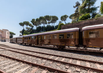 Torna il Treno anni ’30: un viaggio nel tempo lungo la Costa degli Dei e la Costa Viola – Foto