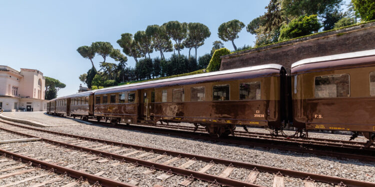 Torna il Treno anni ’30: un viaggio nel tempo lungo la Costa degli Dei e la Costa Viola – Foto