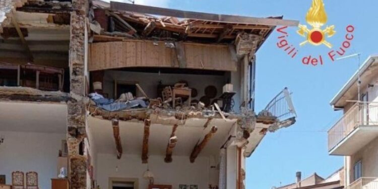 La palazzina crollata in via Galluppi a Lamezia