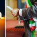 Un sindaco con la fascia tricolore e delle candele a lutto