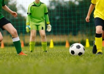 Bambini giocano a calcio