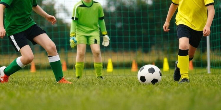 Bambini giocano a calcio