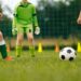 Bambini giocano a calcio