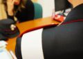 Una carabiniera raccoglie la denuncia di una donna
