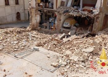 Una delle immagini del crollo della facciata di un edificio a Lamezia