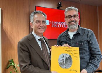 Il rettore dell'Unical, Nicola Leone, insieme al cantautore Dario Brunori, in arte Brunori Sas