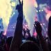 Gente che balla in discoteca durante gli eventi
