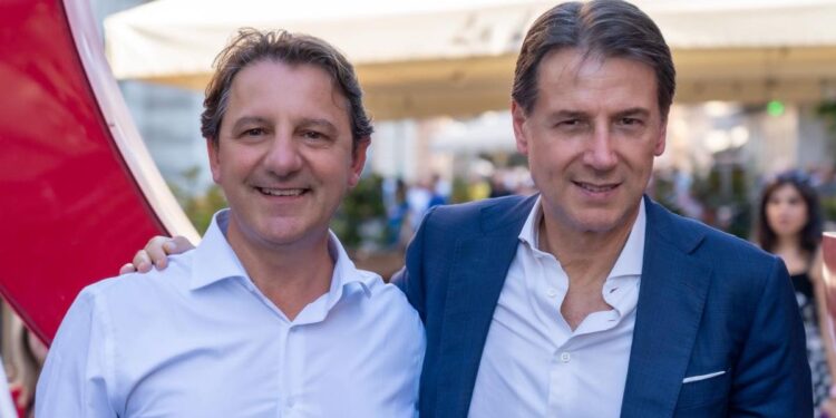Da destra: Giuseppe Conte, leader del Movimento 5 Stelle, e Giuseppe Tridico, candidato presidente della Regione Calabria