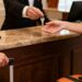 Due persone mentre effettuano un check in in un albergo
