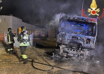 A fuoco tre autocarri in Calabria: i mezzi si trovavano in un deposito comunale