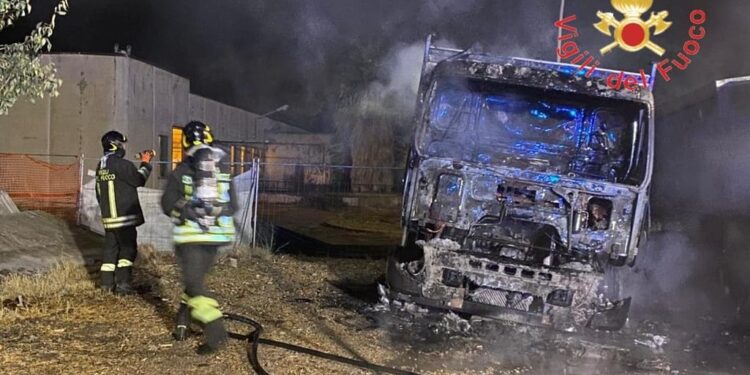 A fuoco tre autocarri in Calabria: i mezzi si trovavano in un deposito comunale