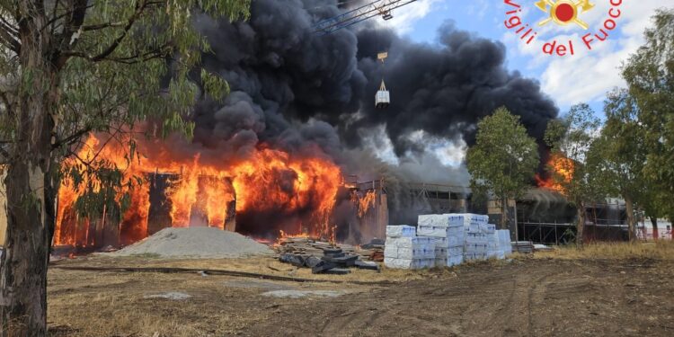 Scoppia un incendio in una scuola calabrese: Vigili del Fuoco all’opera – VIDEO