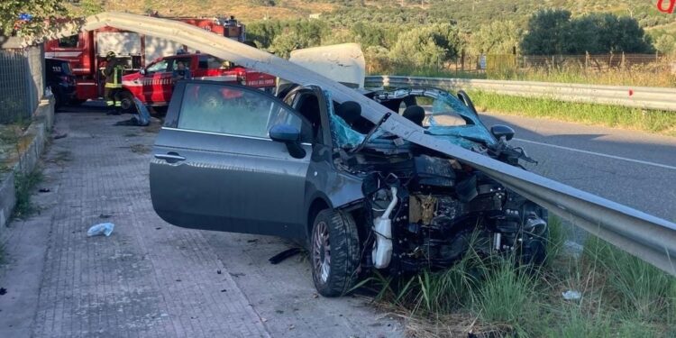 Incidente in Calabria, auto si ribalta e finisce contro il guardrail: feriti 4 giovani