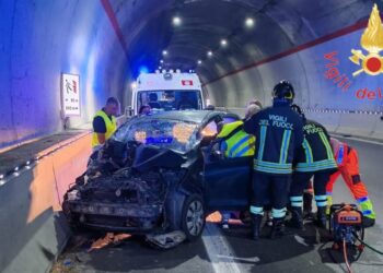 Una foto dell'incidente avvenuto nella galleria in Calabria, a Catanzaro. Foto dei vigili del fuoco