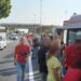 Gli studenti coinvolti nell'incidente fra autobus in Calabria mentre ricevono assistenza dal 118