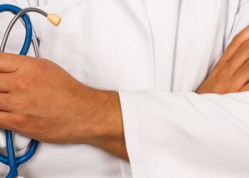 Un medico in camicie e stetoscopio