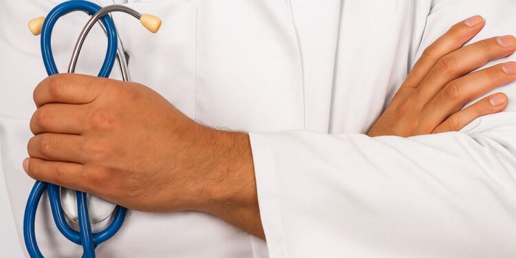 Un medico in camicie e stetoscopio