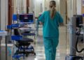 Un operatore sanitario all'interno di un reparto
